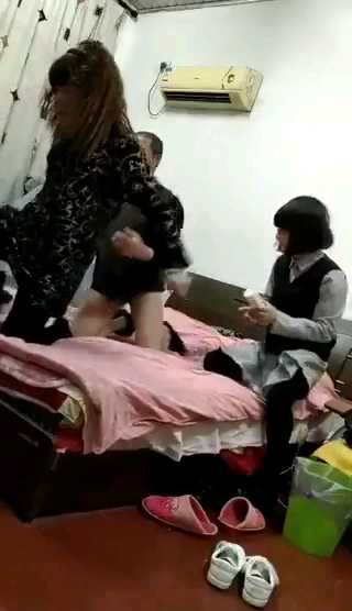 家庭乱伦，爸爸被母女两人伺候舒服了